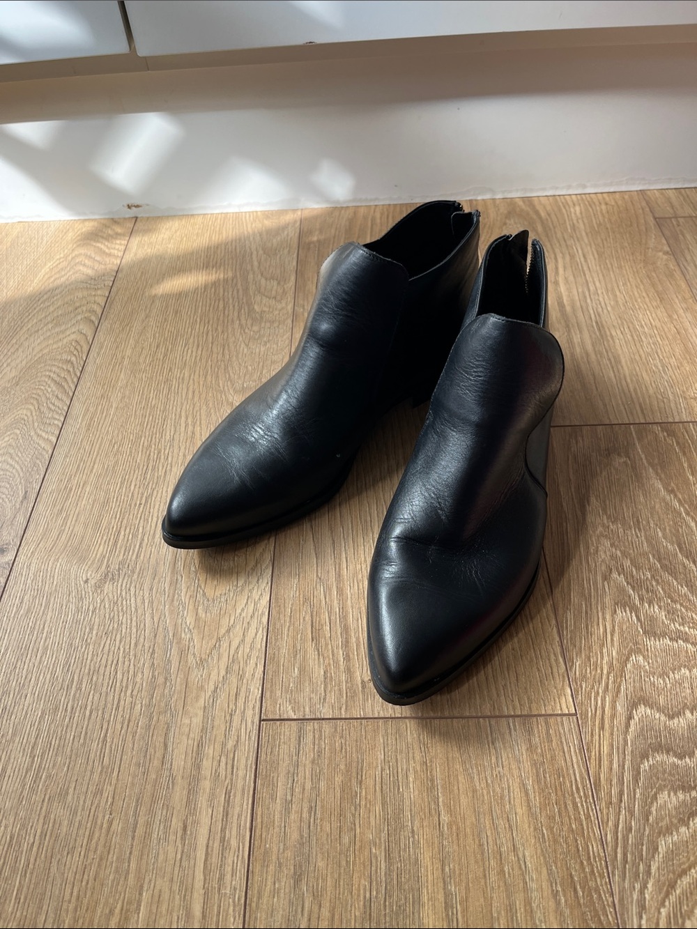 House of Harlow 1960 Black Pointed Leather Ankle Booties